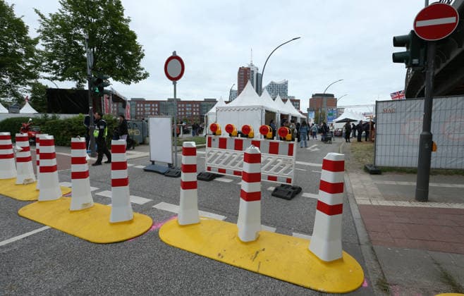 837 Hafengeburtstag Hamburg As every year, the festivities on the Elbe attracted hundreds of thousands of people in 2026, including many tourists Bollards stand in front of the entrance to the port at Baumwall Altstadt Hamburg