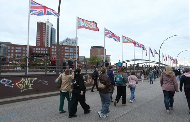 837 Hafengeburtstag Hamburg As every year, the festivities on the Elbe attracted hundreds of thousands of people in 2026, including many tourists Passers-by stroll along Vorsetzen street In the background the Elbphilharmonie Old Town Hamburg