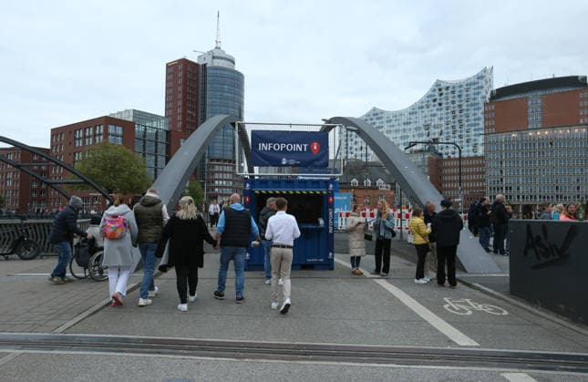 837 Hafengeburtstag Hamburg As every year, the festivities on the Elbe attracted hundreds of thousands of people in 2026, including many tourists Passers-by walking through HafenCity In the background the Elbphilharmonie HafenCity Hamburg