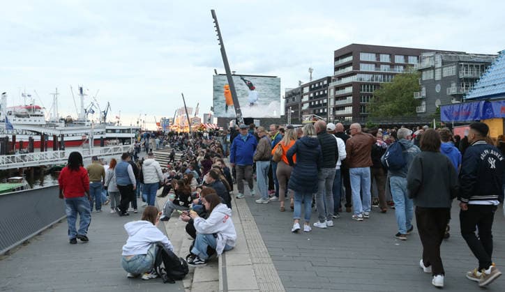 837 Hafengeburtstag Hamburg As every year, the festivities on the Elbe were once again a magnet for hundreds of thousands of people in 2026, including many tourists Visitors stroll along the Jan Fedder Promenade Old Town Hamburg