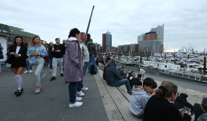 837 Hafengeburtstag Hamburg As every year, the festivities on the Elbe were once again a magnet for hundreds of thousands of people in 2026, including many tourists Visitors stroll along the Jan Fedder Promenade Old Town Hamburg