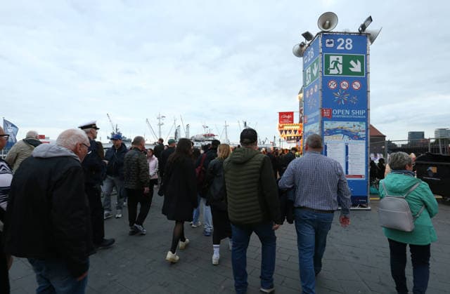 837 Hafengeburtstag Hamburg As every year, the festivities on the Elbe were once again a magnet for hundreds of thousands of people in 2026, including many tourists Visitors stroll along the Jan Fedder Promenade Old Town Hamburg