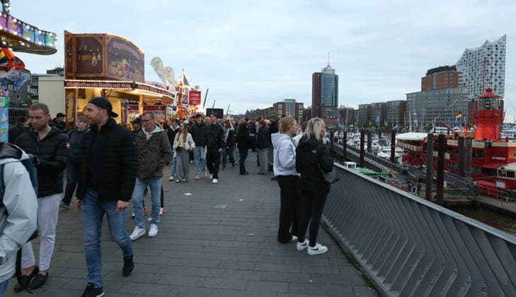837 Hafengeburtstag Hamburg As every year, the festivities on the Elbe were once again a magnet for hundreds of thousands of people in 2026, including many tourists Visitors stroll along the Jan Fedder Promenade Old Town Hamburg