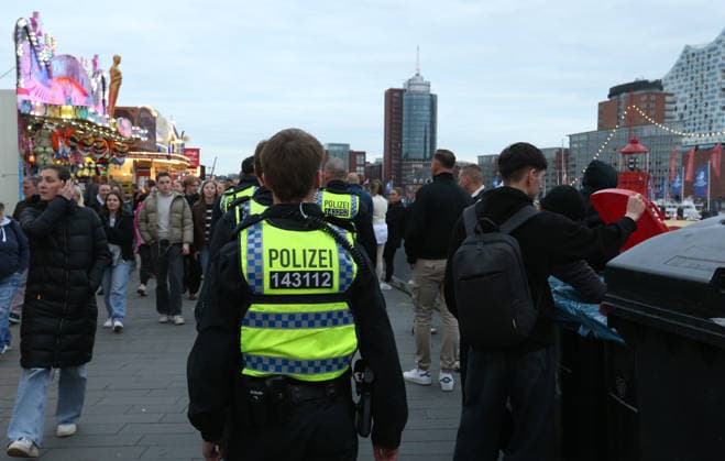 837 Hafengeburtstag Hamburg As every year, the festivities on the Elbe were once again a magnet for hundreds of thousands of people in 2026, including many tourists Visitors stroll along the Jan Fedder Promenade The police were on site with a large number of officers to ensure safety Old Town Hamburg
