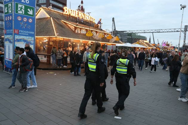 837 Hafengeburtstag Hamburg As every year, the festivities on the Elbe were once again a magnet for hundreds of thousands of people in 2026, including many tourists Visitors stroll along the Jan Fedder Promenade The police were on site with a large number of officers to ensure safety Old Town Hamburg