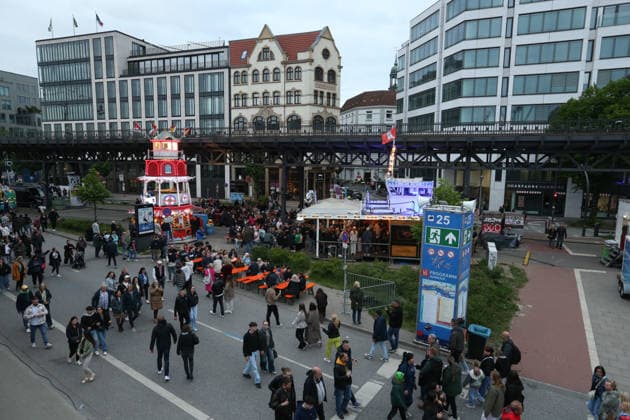 837 Hafengeburtstag Hamburg As every year, the festivities on the Elbe were once again a magnet for hundreds of thousands of people in 2026, including many tourists Visitors stroll along Vorsetzen Street in the old town of Hamburg