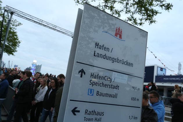 837 Hafengeburtstag Hamburg As every year, the festivities on the Elbe were once again a magnet for hundreds of thousands of people in 2026, including many tourists Visitors stroll along the Jan Fedder Promenade Old Town Hamburg