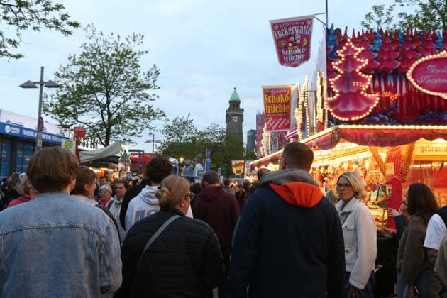 837 Hafengeburtstag Hamburg As every year, the festivities on the Elbe were once again a magnet for hundreds of thousands of people in 2026, including many tourists Visitors stroll along the street at the Landungsbrücken Old Town Hamburg