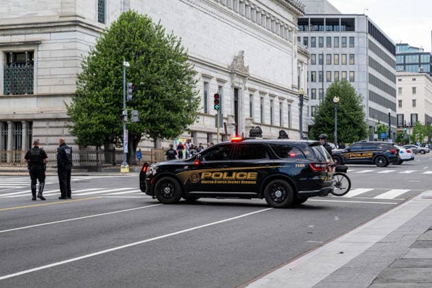 May 9, 2026, Washington, Disitrict Of Columbia, USA: Secret Service police vehicles block intersections in Washington, D.C. as President DONALD TRUMPÃ¢â‚¬â ¢s motorcade returns to the White House after attending the LIV Golf tournament at Trump National Golf Club in Sterling, Virginia. Washington USA - ZUMAk206 20260509_znp_k206_012 Copyright: xMattxKaminskyx