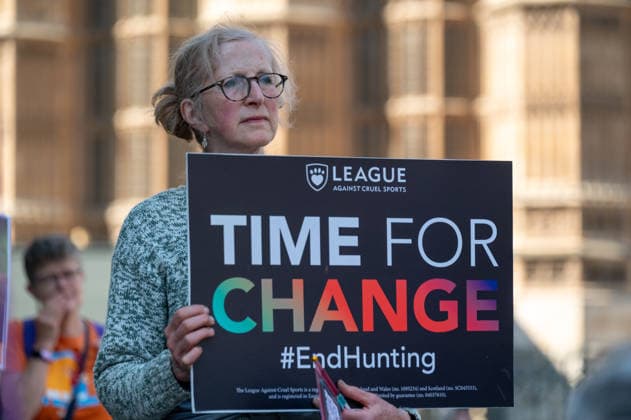 Campaigners rally in Westminster calling for stronger fox hunting laws - 09 May 2026 A protester holds a placard reading Time for change during the rally. Animal welfare campaigners gathered at Old Palace Yard in Westminster for a rally organized by the League Against Cruel Sports calling for stronger laws to end fox hunting and so-called trail hunting in the United Kingdom. Protesters, joined by conservationists, activists and members of animal welfare organisations including Chris Packham and Megan McCubbin highlight concerns that trail hunting continues to be used as a cover for illegal fox hunting. London United Kingdom Copyright: xAndreaxDomeniconix xSOPAxImagesx ADOMENICONI_FOX_HUNT_RALLY_Z62_8596