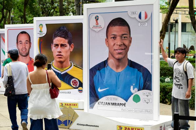 FIFA World Cup Panini Collectible Album Exhibition Fans attending the FIFA World Cup Panini Collectible Album Exhibition on Paseo de la Reforma Avenue.on May 9, 2026 in Mexico City, Mexico. (Photo by Luis Barron Eyepix Group) Copyright: xLuisxBarronx xEyepixxGroupx LB_09052026_183553