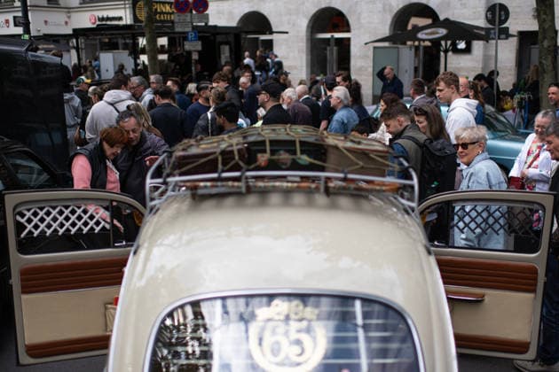 (260510) -- BERLIN, May 10, 2026 -- People view a vintage car at the Classic Days event in Berlin, Germany, May 9, 2026. This year s Berlin Classic Days event takes place from May 9 to 10, with around 2,000 vintage cars gathering at the event, giving visitors a chance to admire some of the most iconic classic models. ) GERMANY-BERLIN-CLASSIC DAYS-VINTAGE CARS ZhangxHaofu 