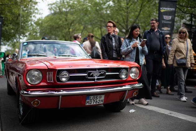(260510) -- BERLIN, May 10, 2026 -- People view a vintage car at the Classic Days event in Berlin, Germany, May 9, 2026. This year s Berlin Classic Days event takes place from May 9 to 10, with around 2,000 vintage cars gathering at the event, giving visitors a chance to admire some of the most iconic classic models. ) GERMANY-BERLIN-CLASSIC DAYS-VINTAGE CARS ZhangxHaofu 