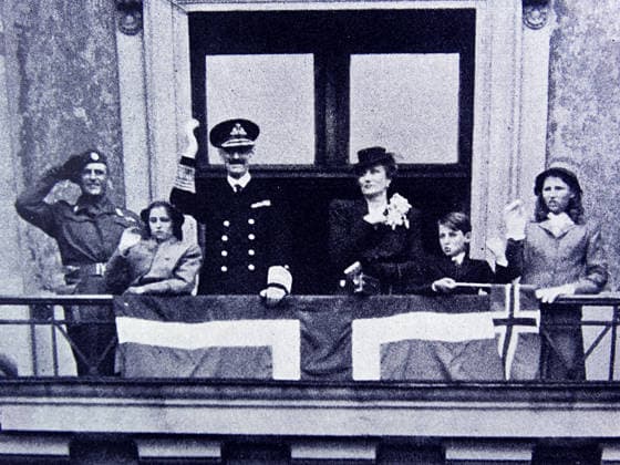 Prinzessin Astrid von Norwegen ist tot RECORD DATE NOT STATED King Haakon, Crown Princess Martha, Prince Olav, Princess Ragnhild, princess Astrid AND Prince Harald of Norway King Haakon, Crown Princess Martha, Prince Olav, Princess Ragnhild, princess Astrid AND Prince Harald of Norway return home after the liberation of Norway after World War Two Editorial use only. All other uses to be cleared with the copyright owner (World History Archive), in advance., WHA_049_0437.jpg, King Haakon; Crown Princess Martha; Prince Olav; Princess Ragnhild; Princess Astrid; Prince Harald; Norway; liberation; World War Two; return home; royal family; Norwegian royalty; historical; celebration; victory; parade; Oslo; 1945; post-war; family reunion; patriotism; Scandinavian; monarchs; royal process Copyright: xWorldxHistoryxArchivex
