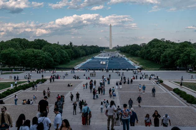 May 9, 2026, Washington, Distict Of Columbia, U.S.A: Workers continue restoration efforts at the Lincoln Memorial Reflecting Pool in Washington, D.C., May 9, 2026. The project is part of the Trump administration s Safe and Beautiful initiative aimed at renovating the capital s parks and monuments. Washington U.S.A - ZUMAr125 20260509_fap_r125_003 Copyright: xProbalxRashidx