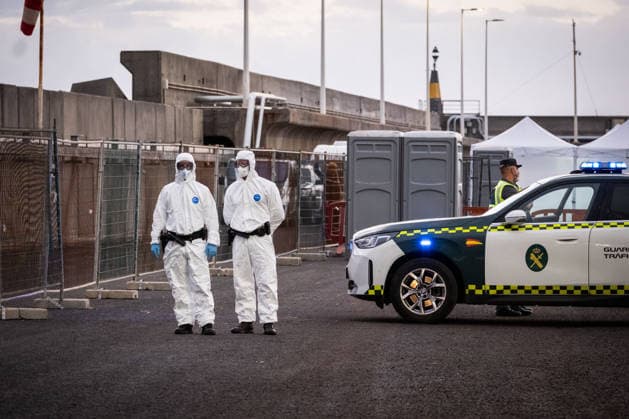 HV Hondius carrying suspected hantavirus cases approaches Port of Granadilla TENERIFE, SPAIN - MAY 10: Buses from Spain’s Military Emergency Unit arrive at the port of Granadilla de Abona, as personnel wearing personal protective equipment prepare for the reception operation. Granadilla Port, Tenerife, Canary Islands, May 10, 2026 Andres Gutierrez Anadolu Tenerife Spain. Editorial use only. Please get in touch for any other usage.  Copyright: x2026xAnadoluxAndresxGutierrezx
