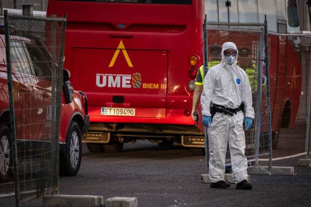 HV Hondius carrying suspected hantavirus cases approaches Port of Granadilla TENERIFE, SPAIN - MAY 10: Buses from Spain’s Military Emergency Unit arrive at the port of Granadilla de Abona, as personnel wearing personal protective equipment prepare for the reception operation. Granadilla Port, Tenerife, Canary Islands, May 10, 2026 Andres Gutierrez Anadolu Tenerife Spain. Editorial use only. Please get in touch for any other usage.  Copyright: x2026xAnadoluxAndresxGutierrezx