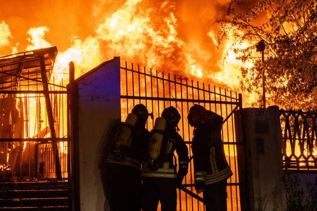 Massive Fire Erupted In A Building Near Turin Firefighters work to extinguish a blaze at the former Vittorini branch, which housed volunteer organizations recently evicted, in Grugliasco, Torino, Italy, on May 9, 2026. No injuries are reported. Torino - Italy  Copyright: xMauroxUjettox originalFilename: ujetto-amassive260510_nphK3.jpg
