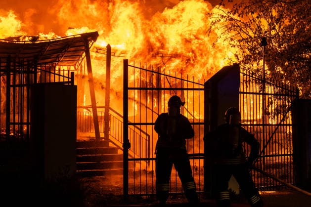 Massive Fire Erupted In A Building Near Turin Firefighters work to extinguish a blaze at the former Vittorini branch, which housed volunteer organizations recently evicted, in Grugliasco, Torino, Italy, on May 9, 2026. No injuries are reported. Torino - Italy  Copyright: xMauroxUjettox originalFilename: ujetto-amassive260510_npXU8.jpg