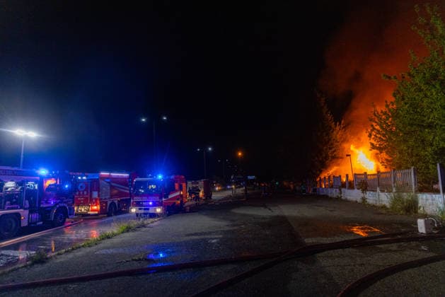 Massive Fire Erupted In A Building Near Turin Firefighters work to extinguish a blaze at the former Vittorini branch, which housed volunteer organizations recently evicted, in Grugliasco, Torino, Italy, on May 9, 2026. No injuries are reported. Torino - Italy  Copyright: xMauroxUjettox originalFilename: ujetto-amassive260509_npuzN.jpg