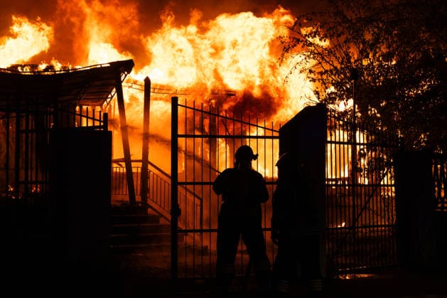Massive Fire Erupted In A Building Near Turin Firefighters work to extinguish a blaze at the former Vittorini branch, which housed volunteer organizations recently evicted, in Grugliasco, Torino, Italy, on May 9, 2026. No injuries are reported. Torino - Italy  Copyright: xMauroxUjettox originalFilename: ujetto-amassive260510_np0yk.jpg