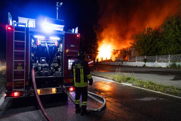 Massive Fire Erupted In A Building Near Turin Firefighters work to extinguish a blaze at the former Vittorini branch, which housed volunteer organizations recently evicted, in Grugliasco, Torino, Italy, on May 9, 2026. No injuries are reported. Torino - Italy  Copyright: xMauroxUjettox originalFilename: ujetto-amassive260510_nptwU.jpg