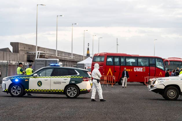 The cruise ship MV Hondius arrives at the port of Granadilla Tenerife UME buses and Guardia Civil troops wait at the port while the cruise ship MV Hondius anchors near the port of Granadilla, on May 10, 2026, in Granadilla de Abona, Tenerife, Canary Islands Spain The evacuation operation of the cruise ship MV Hondius with hantavirus is ready to start the disembarkation and transfer operations of the passengers to their respective countries 10 MAY 2026 HANTAVIRUS Europa Press Canary Islands 10 05 2026 Granadilla de Abona, Tenerife, I Granadilla de Abona, Tenerife, I Spain  Copyright: xEuropaxPressxCanariasx 7512324