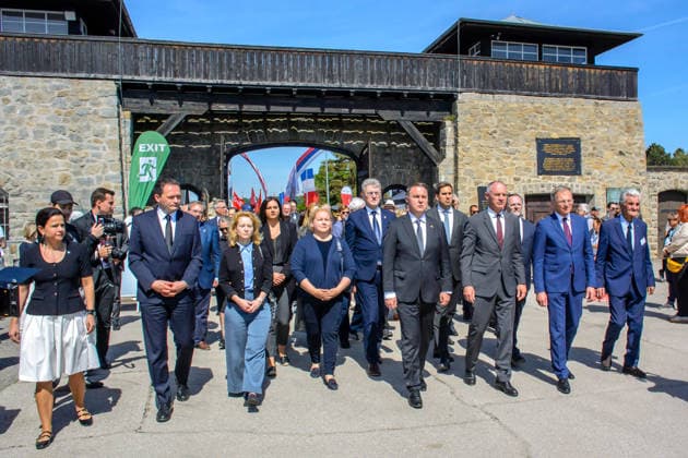 mauthausen, österreich, 10. mai 2026, mitglieder der österreichischen regierung schreiten durch das tor bei der feier zum 81. jahrestag der befreiung des konzentrationslagers Copyright: xx