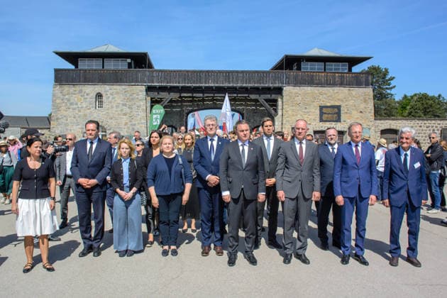 mauthausen, österreich, 10. mai 2026, mitglieder der österreichischen regierung schreiten durch das tor bei der feier zum 81. jahrestag der befreiung des konzentrationslagers Copyright: xx