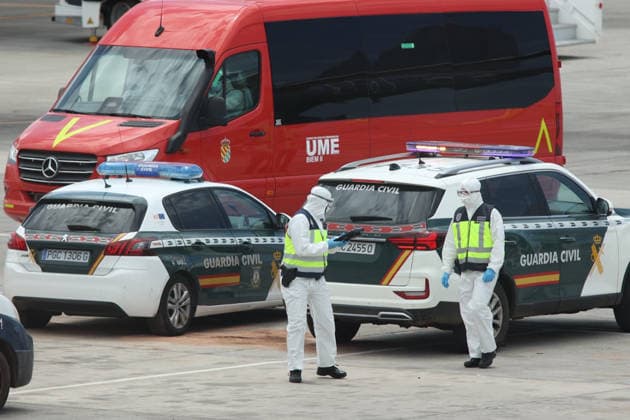 The cruise ship MV Hondius arrives at the port of Granadilla Tenerife National policemen, civil guards and military of the UME dressed in EPI overalls and masks coordinate the evacuated passengers of the cruise ship MV Hondius, at the airport of Tenerife South, on May 10, 2026, in Tenerife, Canary Islands Spain The evacuation operation of the MV Hondius cruise ship with hantavirus is ready to start the disembarkation operations and transfer of the passengers to their respective countries 10 MAY 2026 HANTAVIRUS PIXELADA Álex Rosa 10 05 2026 Granadilla de Abona, Tenerife, I Granadilla de Abona, Tenerife, I Spain Copyright: xÃlexxRosax 7512652