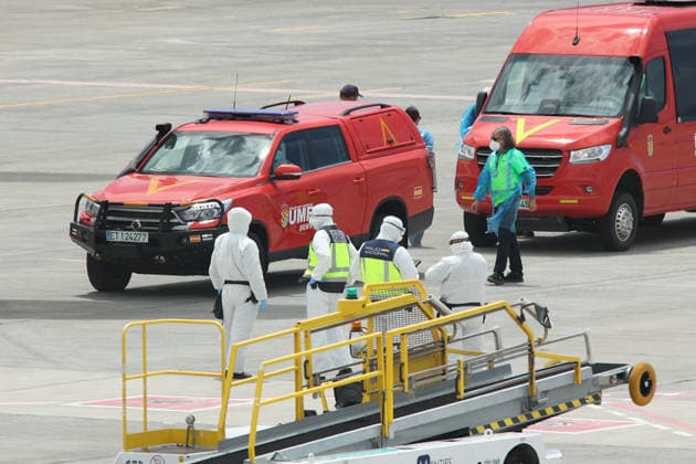 The cruise ship MV Hondius arrives at the port of Granadilla Tenerife National policemen, civil guards and military of the UME dressed in EPI overalls and masks coordinate the evacuated passengers of the cruise ship MV Hondius, at the airport of Tenerife South, on May 10, 2026, in Tenerife, Canary Islands Spain The evacuation operation of the MV Hondius cruise ship with hantavirus is ready to start the disembarkation operations and transfer of the passengers to their respective countries 10 MAY 2026 HANTAVIRUS PIXELADA Álex Rosa 10 05 2026 Granadilla de Abona, Tenerife, I Granadilla de Abona, Tenerife, I Spain Copyright: xÃlexxRosax 7512656