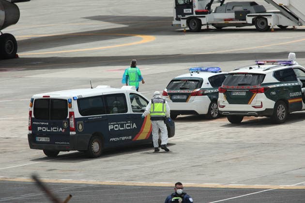 The cruise ship MV Hondius arrives at the port of Granadilla Tenerife National policemen, civil guards and military of the UME dressed in EPI overalls and masks coordinate the evacuated passengers of the cruise ship MV Hondius, at the airport of Tenerife South, on May 10, 2026, in Tenerife, Canary Islands Spain The evacuation operation of the MV Hondius cruise ship with hantavirus is ready to start the disembarkation operations and transfer of the passengers to their respective countries 10 MAY 2026 HANTAVIRUS PIXELADA Álex Rosa 10 05 2026 Granadilla de Abona, Tenerife, I Granadilla de Abona, Tenerife, I Spain Copyright: xÃlexxRosax 7512655