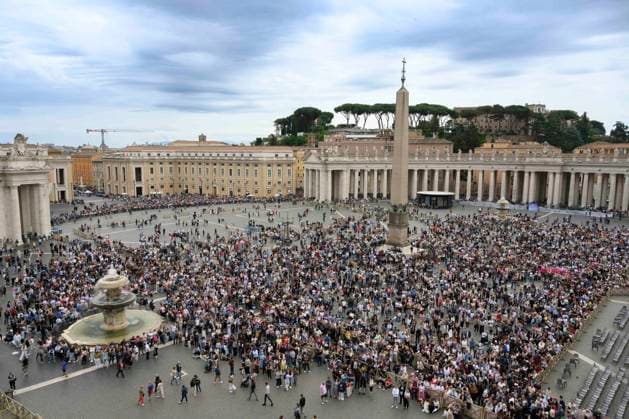 ITALY - POPE LEO XIV DURING THE ANGELUS PRAYER AT THE VATICAN - 2026 5 10 Italy, Rome, Vatican, 2026 5 10 .Pope Leo XIV waves to the crowd from the window of the apostolic palace overlooking St. Peter s square during the Angelus prayer in the Vatican EDITORIAL USE ONLY - NO BOOKS Copyright: xVATICANxMEDIAx