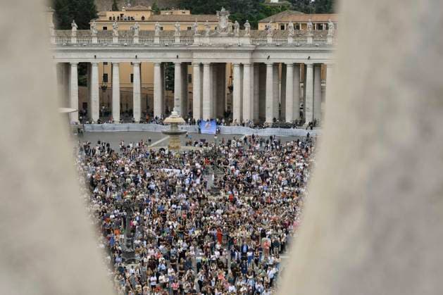 ITALY - POPE LEO XIV DURING THE ANGELUS PRAYER AT THE VATICAN - 2026 5 10 Italy, Rome, Vatican, 2026 5 10 .Pope Leo XIV waves to the crowd from the window of the apostolic palace overlooking St. Peter s square during the Angelus prayer in the Vatican EDITORIAL USE ONLY - NO BOOKS Copyright: xVATICANxMEDIAx