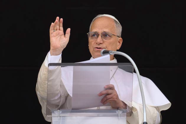 ITALY - POPE LEO XIV DURING THE ANGELUS PRAYER AT THE VATICAN - 2026 5 10 Italy, Rome, Vatican, 2026 5 10 .Pope Leo XIV waves to the crowd from the window of the apostolic palace overlooking St. Peter s square during the Angelus prayer in the Vatican EDITORIAL USE ONLY - NO BOOKS Copyright: xVATICANxMEDIAx