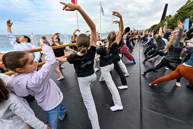Tous à lOpéra 2026, a giant, free classical dance class brought the public together on the Promenade des Anglais, right in front of the Nice Opera House, on May 10, 2026 At the initiative of Bertrand Rossi, director of the Opéra de Nice Côte dAzur, the Ballet de lOpéra invited young and old alike to share a unique moment of dance More than 300 participants were guided by ballet mistress Eleonora Gori and dancers Théodore Nelson and Ilenia Vinci Dancers of all ages took part in a musical warm-up, inspired by the companys daily classes Dance barres, some specially adapted to childrens height, enabled everyone to discover the basics of ballet in a joyful and caring atmosphere Bruno Bebert Bestimage Tous à lOpéra 2026, a giant and free classic  Copyright: xBrunoxBebertx xBestimagexBrunoxBebertx xBestimagex