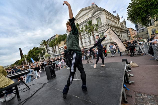 Tous à lOpéra 2026, a giant, free classical dance class brought the public together on the Promenade des Anglais, right in front of the Nice Opera House, on May 10, 2026 At the initiative of Bertrand Rossi, director of the Opéra de Nice Côte dAzur, the Ballet de lOpéra invited young and old alike to share a unique moment of dance More than 300 participants were guided by ballet mistress Eleonora Gori and dancers Théodore Nelson and Ilenia Vinci Dancers of all ages took part in a musical warm-up, inspired by the companys daily classes Dance barres, some specially adapted to childrens height, enabled everyone to discover the basics of ballet in a joyful and caring atmosphere Bruno Bebert Bestimage Tous à lOpéra 2026, a giant and free classic  Copyright: xBrunoxBebertx xBestimagexBrunoxBebertx xBestimagex