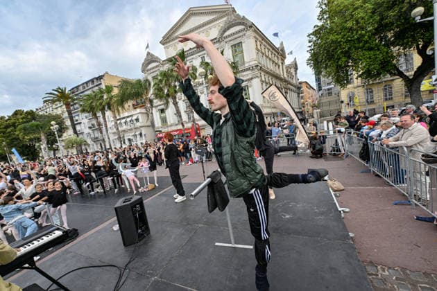 Tous à lOpéra 2026, a giant, free classical dance class brought the public together on the Promenade des Anglais, right in front of the Nice Opera House, on May 10, 2026 At the initiative of Bertrand Rossi, director of the Opéra de Nice Côte dAzur, the Ballet de lOpéra invited young and old alike to share a unique moment of dance More than 300 participants were guided by ballet mistress Eleonora Gori and dancers Théodore Nelson and Ilenia Vinci Dancers of all ages took part in a musical warm-up, inspired by the companys daily classes Dance barres, some specially adapted to childrens height, enabled everyone to discover the basics of ballet in a joyful and caring atmosphere Bruno Bebert Bestimage Tous à lOpéra 2026, a giant and free classic  Copyright: xBrunoxBebertx xBestimagexBrunoxBebertx xBestimagex