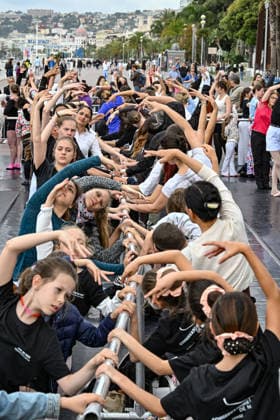 Tous à lOpéra 2026, a giant, free classical dance class brought the public together on the Promenade des Anglais, right in front of the Nice Opera House, on May 10, 2026 At the initiative of Bertrand Rossi, director of the Opéra de Nice Côte dAzur, the Ballet de lOpéra invited young and old alike to share a unique moment of dance More than 300 participants were guided by ballet mistress Eleonora Gori and dancers Théodore Nelson and Ilenia Vinci Dancers of all ages took part in a musical warm-up, inspired by the companys daily classes Dance barres, some specially adapted to childrens height, enabled everyone to discover the basics of ballet in a joyful and caring atmosphere Bruno Bebert Bestimage Tous à lOpéra 2026, a giant and free classic  Copyright: xBrunoxBebertx xBestimagexBrunoxBebertx xBestimagex