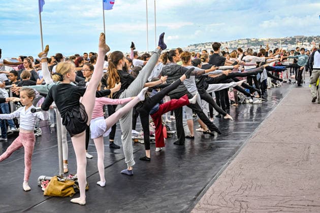 Tous à lOpéra 2026, a giant, free classical dance class brought the public together on the Promenade des Anglais, right in front of the Nice Opera House, on May 10, 2026 At the initiative of Bertrand Rossi, director of the Opéra de Nice Côte dAzur, the Ballet de lOpéra invited young and old alike to share a unique moment of dance More than 300 participants were guided by ballet mistress Eleonora Gori and dancers Théodore Nelson and Ilenia Vinci Dancers of all ages took part in a musical warm-up, inspired by the companys daily classes Dance barres, some specially adapted to childrens height, enabled everyone to discover the basics of ballet in a joyful and caring atmosphere Bruno Bebert Bestimage Tous à lOpéra 2026, a giant and free classic  Copyright: xBrunoxBebertx xBestimagexBrunoxBebertx xBestimagex