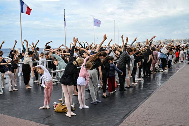 Tous à lOpéra 2026, a giant, free classical dance class brought the public together on the Promenade des Anglais, right in front of the Nice Opera House, on May 10, 2026 At the initiative of Bertrand Rossi, director of the Opéra de Nice Côte dAzur, the Ballet de lOpéra invited young and old alike to share a unique moment of dance More than 300 participants were guided by ballet mistress Eleonora Gori and dancers Théodore Nelson and Ilenia Vinci Dancers of all ages took part in a musical warm-up, inspired by the companys daily classes Dance barres, some specially adapted to childrens height, enabled everyone to discover the basics of ballet in a joyful and caring atmosphere Bruno Bebert Bestimage Tous à lOpéra 2026, a giant and free classic  Copyright: xBrunoxBebertx xBestimagexBrunoxBebertx xBestimagex
