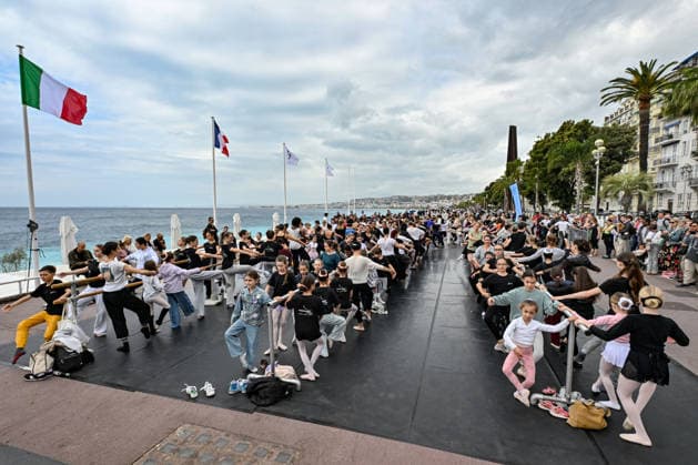 Tous à lOpéra 2026, a giant, free classical dance class brought the public together on the Promenade des Anglais, right in front of the Nice Opera House, on May 10, 2026 At the initiative of Bertrand Rossi, director of the Opéra de Nice Côte dAzur, the Ballet de lOpéra invited young and old alike to share a unique moment of dance More than 300 participants were guided by ballet mistress Eleonora Gori and dancers Théodore Nelson and Ilenia Vinci Dancers of all ages took part in a musical warm-up, inspired by the companys daily classes Dance barres, some specially adapted to childrens height, enabled everyone to discover the basics of ballet in a joyful and caring atmosphere Bruno Bebert Bestimage Tous à lOpéra 2026, a giant and free classic  Copyright: xBrunoxBebertx xBestimagexBrunoxBebertx xBestimagex