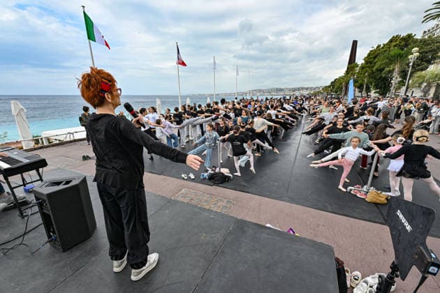 Tous à lOpéra 2026, a giant, free classical dance class brought the public together on the Promenade des Anglais, right in front of the Nice Opera House, on May 10, 2026 At the initiative of Bertrand Rossi, director of the Opéra de Nice Côte dAzur, the Ballet de lOpéra invited young and old alike to share a unique moment of dance More than 300 participants were guided by ballet mistress Eleonora Gori and dancers Théodore Nelson and Ilenia Vinci Dancers of all ages took part in a musical warm-up, inspired by the companys daily classes Dance barres, some specially adapted to childrens height, enabled everyone to discover the basics of ballet in a joyful and caring atmosphere Bruno Bebert Bestimage Tous à lOpéra 2026, a giant and free classic  Copyright: xBrunoxBebertx xBestimagexBrunoxBebertx xBestimagex
