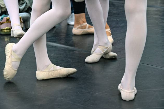 Tous à lOpéra 2026, a giant, free classical dance class brought the public together on the Promenade des Anglais, right in front of the Nice Opera House, on May 10, 2026 At the initiative of Bertrand Rossi, director of the Opéra de Nice Côte dAzur, the Ballet de lOpéra invited young and old alike to share a unique moment of dance More than 300 participants were guided by ballet mistress Eleonora Gori and dancers Théodore Nelson and Ilenia Vinci Dancers of all ages took part in a musical warm-up, inspired by the companys daily classes Dance barres, some specially adapted to childrens height, enabled everyone to discover the basics of ballet in a joyful and caring atmosphere Bruno Bebert Bestimage Tous à lOpéra 2026, a giant and free classic  Copyright: xBrunoxBebertx xBestimagexBrunoxBebertx xBestimagex