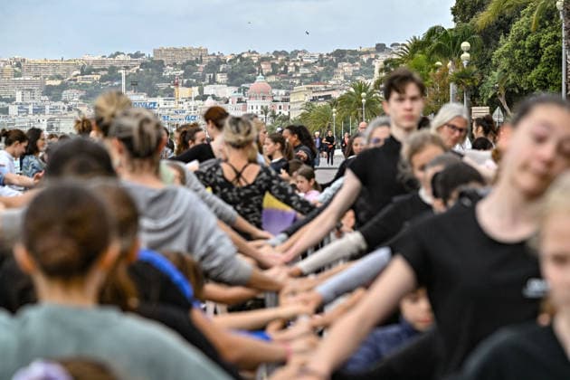 Tous à lOpéra 2026, a giant, free classical dance class brought the public together on the Promenade des Anglais, right in front of the Nice Opera House, on May 10, 2026 At the initiative of Bertrand Rossi, director of the Opéra de Nice Côte dAzur, the Ballet de lOpéra invited young and old alike to share a unique moment of dance More than 300 participants were guided by ballet mistress Eleonora Gori and dancers Théodore Nelson and Ilenia Vinci Dancers of all ages took part in a musical warm-up, inspired by the companys daily classes Dance barres, some specially adapted to childrens height, enabled everyone to discover the basics of ballet in a joyful and caring atmosphere Bruno Bebert Bestimage Tous à lOpéra 2026, a giant and free classic  Copyright: xBrunoxBebertx xBestimagexBrunoxBebertx xBestimagex