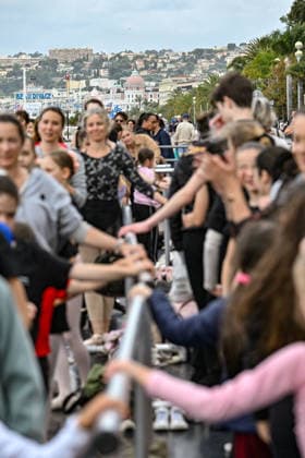 Tous à lOpéra 2026, a giant, free classical dance class brought the public together on the Promenade des Anglais, right in front of the Nice Opera House, on May 10, 2026 At the initiative of Bertrand Rossi, director of the Opéra de Nice Côte dAzur, the Ballet de lOpéra invited young and old alike to share a unique moment of dance More than 300 participants were guided by ballet mistress Eleonora Gori and dancers Théodore Nelson and Ilenia Vinci Dancers of all ages took part in a musical warm-up, inspired by the companys daily classes Dance barres, some specially adapted to childrens height, enabled everyone to discover the basics of ballet in a joyful and caring atmosphere Bruno Bebert Bestimage Tous à lOpéra 2026, a giant and free classic  Copyright: xBrunoxBebertx xBestimagexBrunoxBebertx xBestimagex