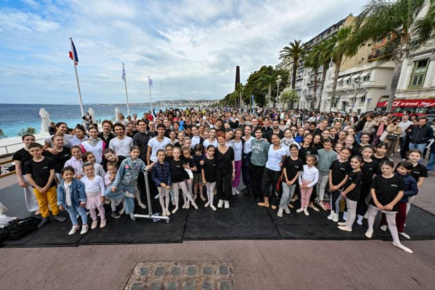 Tous à lOpéra 2026, a giant, free classical dance class brought the public together on the Promenade des Anglais, right in front of the Nice Opera House, on May 10, 2026 At the initiative of Bertrand Rossi, director of the Opéra de Nice Côte dAzur, the Ballet de lOpéra invited young and old alike to share a unique moment of dance More than 300 participants were guided by ballet mistress Eleonora Gori and dancers Théodore Nelson and Ilenia Vinci Dancers of all ages took part in a musical warm-up, inspired by the companys daily classes Dance barres, some specially adapted to childrens height, enabled everyone to discover the basics of ballet in a joyful and caring atmosphere Bruno Bebert Bestimage Tous à lOpéra 2026, a giant and free classic  Copyright: xBrunoxBebertx xBestimagexBrunoxBebertx xBestimagex