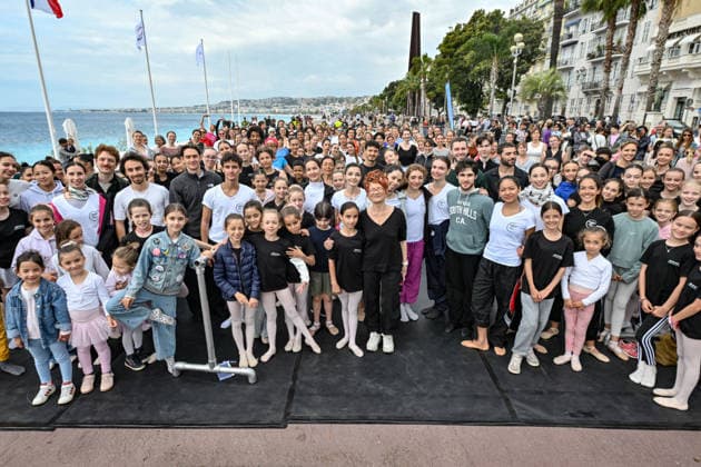 Tous à lOpéra 2026, a giant, free classical dance class brought the public together on the Promenade des Anglais, right in front of the Nice Opera House, on May 10, 2026 At the initiative of Bertrand Rossi, director of the Opéra de Nice Côte dAzur, the Ballet de lOpéra invited young and old alike to share a unique moment of dance More than 300 participants were guided by ballet mistress Eleonora Gori and dancers Théodore Nelson and Ilenia Vinci Dancers of all ages took part in a musical warm-up, inspired by the companys daily classes Dance barres, some specially adapted to childrens height, enabled everyone to discover the basics of ballet in a joyful and caring atmosphere Bruno Bebert Bestimage Tous à lOpéra 2026, a giant and free classic  Copyright: xBrunoxBebertx xBestimagexBrunoxBebertx xBestimagex