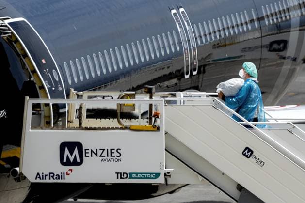 GRANADILLA DE ABONA - Evacuees in blue protective suits at Tenerife South Airport (TFS). Approximately 29 passengers from the cruise ship m v Hondius, which has been hit by a deadly hantavirus outbreak, are flying on this aircraft from Tenerife to Eindhoven. In addition to the Dutch, there are people from Germany, Belgium, and Greece on board, among others. RAMON VAN FLYMEN ANP netherlands out - belgium out  Copyright: xx x557932370x originalFilename: 557932370.jpg