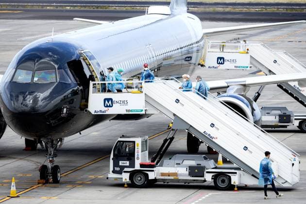 GRANADILLA DE ABONA - Evacuees in blue protective suits at Tenerife South Airport (TFS). Approximately 29 passengers from the cruise ship m v Hondius, which has been hit by a deadly hantavirus outbreak, are flying on this aircraft from Tenerife to Eindhoven. In addition to the Dutch, there are people from Germany, Belgium, and Greece on board, among others. RAMON VAN FLYMEN ANP netherlands out - belgium out  Copyright: xx x557932778x originalFilename: 557932778.jpg